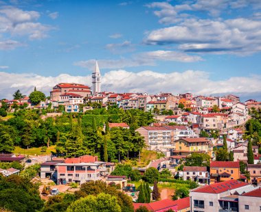 Vrsar (Orsera) ve St. Martin Katolik Kilisesi 'nin havadan görünüşü. Hırvatistan ve Avrupa 'nın renkli bahar şehirleri. Seyahat konsepti geçmişi. Muhteşem Akdeniz manzarası.