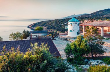 Potamitis Yel Değirmeni 'nin güzel sabah manzarası. Zakynthos adasının parlak bahar manzarası, Korithi konumu, İyon Denizi, Yunanistan, Avrupa. Instagram filtre tonu.