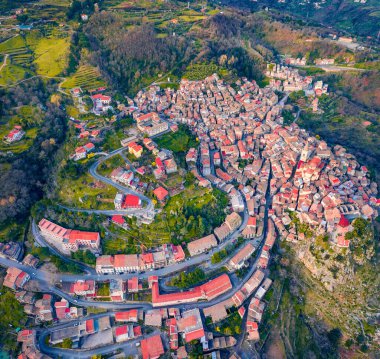 Uçan İHA 'nın görüntüsü. Novara di Sicilya 'nın en tepedeki kır evi. Sicilya, İtalya, Avrupa 'nın yay manzarası. Akdeniz ülkelerinin güzel dünyası. Seyahat konsepti arka planı.