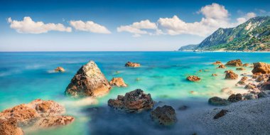 Avali Sahili 'nin panoramik bahar manzarası. İyon Denizi 'nin muhteşem sabah deniz manzarası. Lefkada Adası, Yunanistan, Avrupa 'nın romantik açık hava sahnesi. Doğa konseptinin güzelliği.