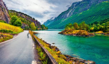 Lovatnet Gölü 'nün güzel yaz manzarası, Stryn belediyesi, Sogn og Fjordane ilçesi, Norveç. Norveç 'te renkli bir sabah sahnesi. Doğa konseptinin güzelliği.
