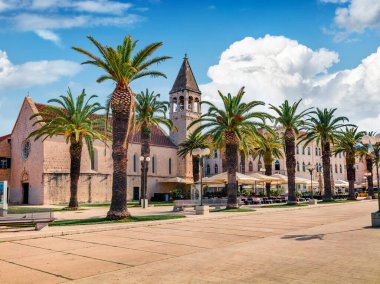 Trogir 'in parlak yaz şehri. Eski Adriyatik kasabasının boş Moning sokak manzarası. Akdeniz ülkelerinin güzel dünyası. Seyahat konsepti arka planı