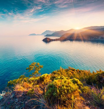 Türkiye 'de resim gibi Akdeniz manzarası. Antalya ilinin Kemer ilçesine bağlı Tekirova köyü yakınlarındaki küçük bir körfezin renkli manzarası. İşlenmiş fotoğraf sonrası sanatsal stil.