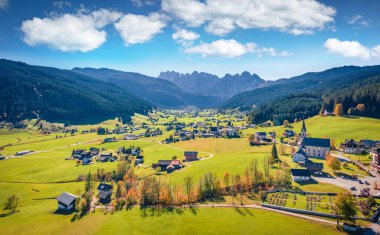 Uçan İHA 'nın görüntüsü. Evangelische Pfarrgemeinde A.B. 'nin muhteşem sabah sahnesi. Kiliseye. Yukarı Avusturya, Avrupa 'daki Gmunden bölgesindeki Gosau köyünün hava sonbahar manzarası. Seyahat konsepti arka planı.