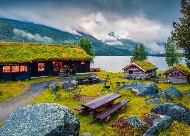 Norveçli tipik çim çatılı ahşap ev Innerdalsvatna Gölü 'nde. Norveç, Avrupa 'da renkli bir sabah sahnesi. Kırsal konseptin güzelliği.
