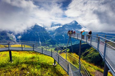 Grindelwald 'ın ilk kablo hattının tepesinden inanılmaz bir yaz manzarası. Schreckhorn Dağı sabah sisi, İsviçre Bernese Alpleri, İsviçre, Avrupa.