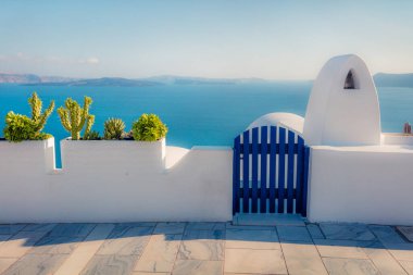 Santorini Adası 'nın güneşli sabah manzarası. Yunanistan 'ın ünlü tatil beldesi Fira, Yunanistan ve Avrupa' nın harika bahar manzarası. Seyahat konsepti geçmişi. İşlenmiş fotoğraf sonrası sanatsal stil.