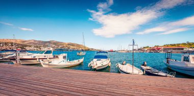 Porto Rafti limanının parlak bahar manzarası. Yunanistan, Ege Denizi 'nin güneşli sabah deniz manzarası. Seyahat konsepti arka planı.