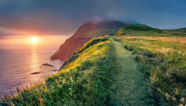 Gasadalur köyündeki Sunset Viewpoint 'ten inanılmaz bir yaz sahnesi. Vagar Adası 'nın muhteşem akşam manzarası. Atlantik Okyanusu 'nun fantastik deniz manzarası, Faroe Adaları, Danimarka, Avrupa.