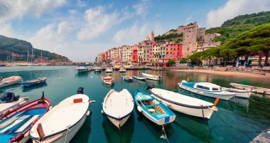 Portovenere kasabasının harika sabah manzarası. Akdeniz 'in muhteşem ilkbahar deniz manzarası, Liguria, La Spezia ili, İtalya, Avrupa. Seyahat konsepti arka planı.