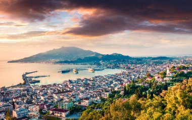 Zakynthos (Zante) kasabasının havadan görünüşü. İyon Denizi 'nde dramatik bahar gündoğumu. Yunanistan 'ın güzel şehir manzarası. Seyahat konsepti geçmişi. İşlenmiş fotoğraf sonrası sanatsal stil.