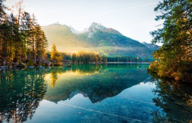Hintersee Gölü 'nün şaşırtıcı sonbahar gündoğumu. Avusturya, Almanya ve Avrupa sınırındaki Bavyera Alpleri 'nin fantastik sabah manzarası. Doğa konseptinin güzelliği. Orton Efekti