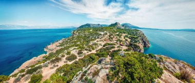 Perachora, Limni Vouliagmenis 'teki Heraion' un batı mahkemesinin kuş bakışı görüntüsüne göre. Ege Denizi, Yunanistan, Avrupa 'nın parlak sabah deniz manzarası. Seyahat konsepti arka planı.