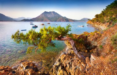 Türkiye 'de resim gibi Akdeniz manzarası. Musa Dağı manzaralı Adrasan Körfezi 'nde güneşli bir bahar sabahı. İşlenmiş fotoğraf sonrası sanatsal stil.