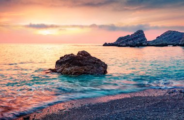 Petani Sahili 'nin muhteşem bahar manzarası. Sefalonya Adası, Yunanistan ve Avrupa 'nın etkileyici günbatımı sahnesi. Akdeniz 'in inanılmaz deniz manzarası. İyon Adaları 'nın mistik açık hava manzarası