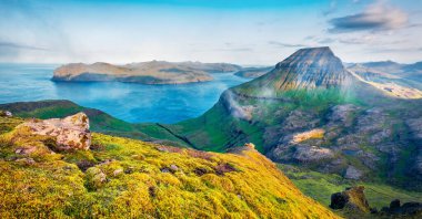 Popüler turizm merkezi Sornfelli 'nin puslu sabah manzarası. Streymoy Adası 'nın göz kamaştırıcı yaz sahnesi. Atlantik Okyanusu 'nun hava sahili, Faroe Adaları, Danimarka Krallığı, Avrupa.