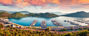 Antalya 'nın Antalya ilçesi Kas şehrinin kuş bakışı görüntüsü, Asya. Küçük Akdeniz yatı ve turist kasabasının renkli bahar manzarası. İşlenmiş fotoğraf sonrası sanatsal stil