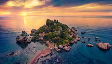 Uçan İHA 'nın görüntüsü. Bella Adası 'nın muhteşem sabah manzarası. Akdeniz 'in inanılmaz ilkbahar deniz manzarası. Mazzaro 'nun kasabası Sicilya, İtalya ve Avrupa' da fantastik gün doğumu.