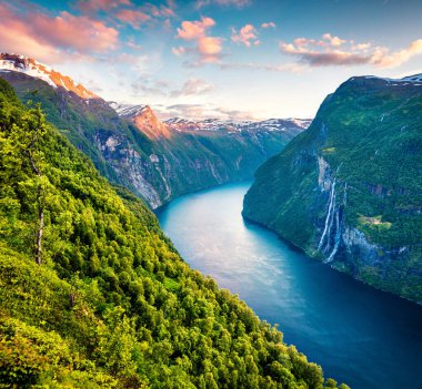 Sunnylvsfjorden Fjord Kanyonu 'nun muhteşem yaz günbatımı, Geiranger Köyü, Norveç' in batısı. Ünlü Seven Sisters şelalesinin akşam manzarası. Doğa konseptinin güzelliği.