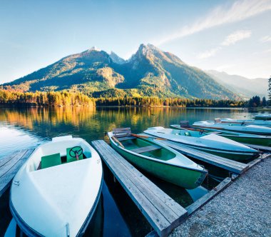 Hintersee Gölü 'nün güzel sonbahar sahnesi. Avusturya sınırındaki Bavyera Alpleri 'nin renkli sabah manzarası, Almanya, Avrupa. Seyahat konsepti geçmişi. Orton Efekti