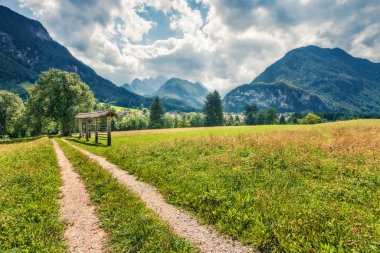Triglav dağ sırası ve Gözd Martuljek köyünün dramatik yaz manzarası. Julian Alps, Slovenya, Avrupa 'nın büyüleyici sabah sahnesi. Instagram filtresi ayarlandı. Orton Efekti.