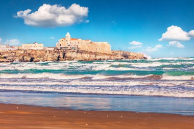 Vieste 'nin etkileyici bir sabah manzarası. Gargano Ulusal Parkı' nda San Francesco Kilisesi, İtalya, Avrupa kıyı kasabası. Adriyatik Denizi 'nin şaşırtıcı ilkbahar manzarası.