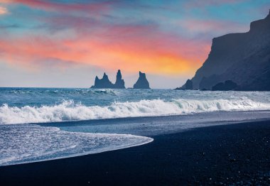 Atlantik Okyanusu 'ndaki Reynisdrangar kayalıklarında Exoti yaz gündoğumu. İzlanda, Vik 'in Avrupa' daki siyah kumsal sahnesi heyecan verici. Doğa konseptinin güzelliği.