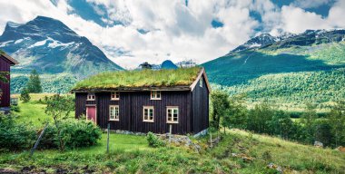Norveçli tipik çim çatılı ahşap ev Innerdalsvatna Gölü 'nde. Norveç, Avrupa 'nın güneşli sabah manzarası. Kırsal konseptin güzelliği. Instagram filtre tonu
