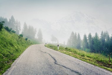 Kafkasya dağının sisli sonbahar manzarası. Yukarı Svaneti 'nin asfalt yolu, Mestia konumu, Gürcistan, Avrupa' daki muhteşem sabah manzarası. Seyahat konsepti geçmişi. Instagram filtre tonu.