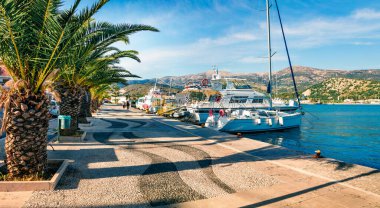 Argostoli limanının muhteşem bahar manzarası. Kefalonia Adası, Yunanistan, Avrupa 'nın harika sabah manzarası. İyon Denizi 'nin güzel deniz manzarası. Seyahat konsepti arka planı.