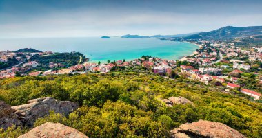 Paleo Tsifliki köyünün hava manzarası. Ege Denizi 'nde renkli bir bahar sabahı. Yunanistan 'ın güzel deniz manzarası. Kırsal konseptin güzelliği. İşlenmiş fotoğraf sonrası sanatsal stil