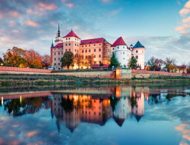 Hartenfels şatosunun muhteşem gündoğumu manzarası. Almanya 'nın Saksonya eyaletinin kuzeybatısındaki Elbe' nin kıyısında Torgau kasabasının resmi sabah manzarası. Seyahat konsepti arka planı