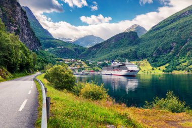 Norveç 'in batısındaki Geiranger limanının güneşli yaz manzarası. Sunnylvsfjorden fiyordunun muhteşem manzarası. Seyahat konsepti geçmişi. İşlenmiş fotoğraf sonrası sanatsal stil.