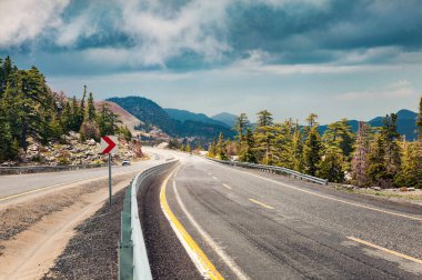 Dramatik bulutlu gökyüzü ile boş asfalt yol. Asya, Türkiye 'nin güzel açık hava manzarası. Seyahat konsepti arka planı.