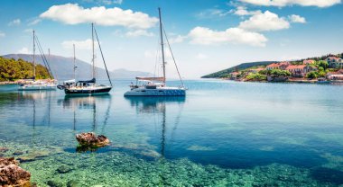 Fiskardo limanının büyüleyici sabah manzarası. İyon Denizi 'nin resimli bahar deniz manzarası. Kefalonia Adası, Yunanistan, Avrupa 'nın renkli sabah manzarası. Seyahat konsepti arka planı.