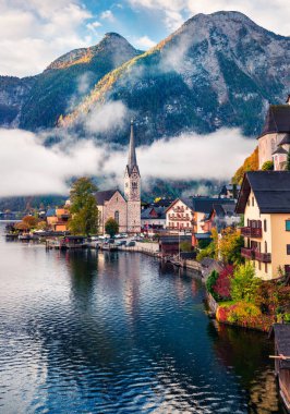 Hallstatt Gölü 'nün güneşli sonbahar sahnesi. Avusturya 'nın dağlık Salzkammergut bölgesindeki Hallstatt köyünün muhteşem sabah görüntüsü. Kırsal konseptin güzelliği.