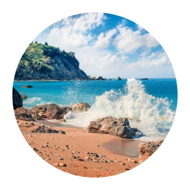 Doğa manzaralı yuvarlak bir ikon. Avali Sahili 'nin çekici bahar manzarası. İyon Denizi 'nin güneşli sabahı. Lefkada Adası, Yunanistan, Avrupa 'nın güzel doğa manzarası. Çember içinde fotoğrafçılık.