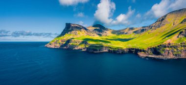 Uçan İHA 'nın görüntüsü. Mulafossur Şelalesi 'nin panoramik sabah sahnesi. Vagar Adası, Faroe Adaları, Danimarka, Avrupa 'nın fantastik yaz manzarası. Doğa konseptinin güzelliği.