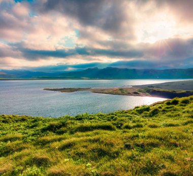 Tipik İzlanda manzarası. Volkanik dağları ve Atlantik Okyanusu kıyıları. İzlanda, Avrupa 'nın batı kıyısında güneşli bir yaz sabahı. İşlenmiş fotoğraf sonrası sanatsal stil.