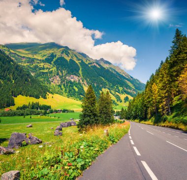 Ünlü Grossglockner High Alpine Yolu 'nun güneşli yaz manzarası. Avusturya Alpleri, Yukarı Avusturya, Avrupa 'nın harika sabah manzarası. Seyahat konsepti arka planı
