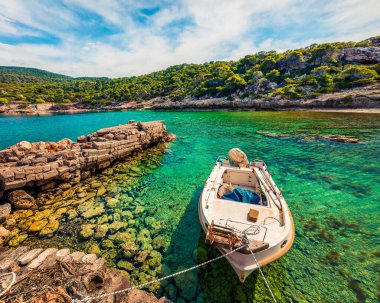 Yunanistan 'ın kuzeydoğusundaki Corinthia sahilinde muhteşem bir bahar manzarası var. Yunan tatil köyünün güneşli açık hava manzarası. Doğa konseptinin güzelliği.