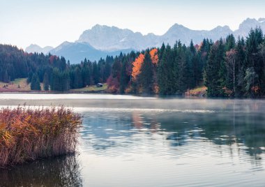 Wagenbruchsee Gölü 'nün arka planında Kaltwasserkar Spitze dağ sırasının olduğu puslu bir sabah manzarası. Bavyera Alpleri, Almanya, Avrupa 'nın güzel sonbahar manzarası. Instagram filtre tonu.