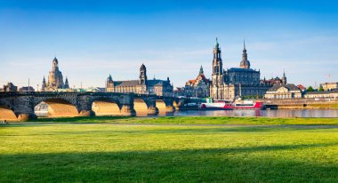 Kutsal Üçlü ya da Hofkirche Katedrali, Bruehl 's Terrace ya da Avrupa Balkonu' nun sabah manzarası. Dresden, Saksonya, Almanya ve Avrupa 'daki Elbe Nehri' nde renkli bir bahar sahnesi.