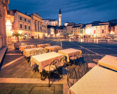 Eski şehir Piran 'daki Tartini Meydanı' nın güzel gece manzarası. Slovenya, Avrupa 'da bahar günbatımı muhteşemdi. Seyahat konsepti geçmişi. Muhteşem Akdeniz manzarası.