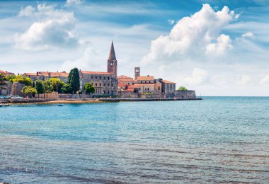 Mary kilisesinin eski varsayımının harika bahar manzarası. Porec, Hırvatistan ve Avrupa 'da güneşli bir sabah manzarası. Seyahat konsepti arka planı.
