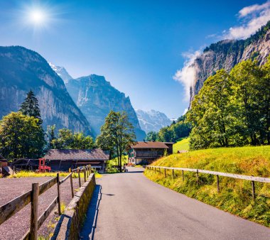Asfalt yolu olan Lauterbrunnen köyünün renkli yaz manzarası. İsviçre Alpleri 'ndeki açık hava sahnesi, Bern, İsviçre, Avrupa kantonundaki Bernese Oberland. Seyahat konsepti arka planı