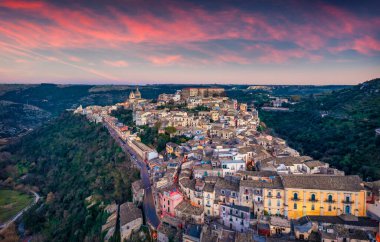 Uçan İHA 'nın görüntüsü. Ragusa şehrinde, arka planda Duomo San Giorgio barok Katolik kilisesi olan fantastik bir bahar günbatımı. Sicilya, İtalya, Avrupa 'nın inanılmaz akşam manzarası.