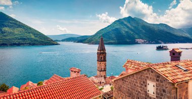 Perast kasabasının parlak yaz manzarası. Karadağ, Avrupa 'daki Kotor Körfezi' nin muhteşem sabah manzarası. Seyahat konsepti geçmişi. Akdeniz ülkelerinin güzel dünyası.