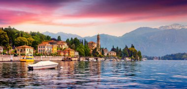 Mezzegra şehrinin renkli yaz manzarası. Lombardy, İtalya, Avrupa 'daki Como Gölü' nde dramatik bir sabah sahnesi. İtalyan Alplerinde güzel bir gün doğumu. Kırsal konseptin güzelliği