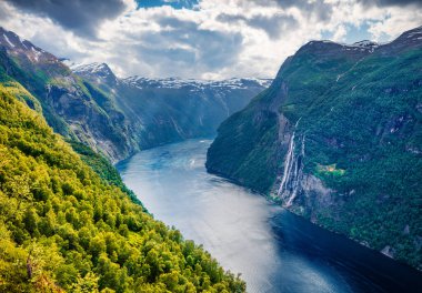 Norveç 'in batısındaki Geiranger Köyü' nde Sunnylvsfjorden Fijord 'un dramatik yaz sahnesi. Meşhur Seven Sisters şelalesinin güzel sabah manzarası. Doğa konseptinin güzelliği.